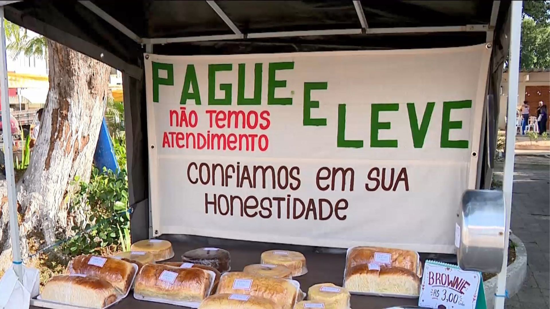 Sem vendedor nem caixa: 'banquinha da confiança' vira sucesso e atrai moradores em praça do ES