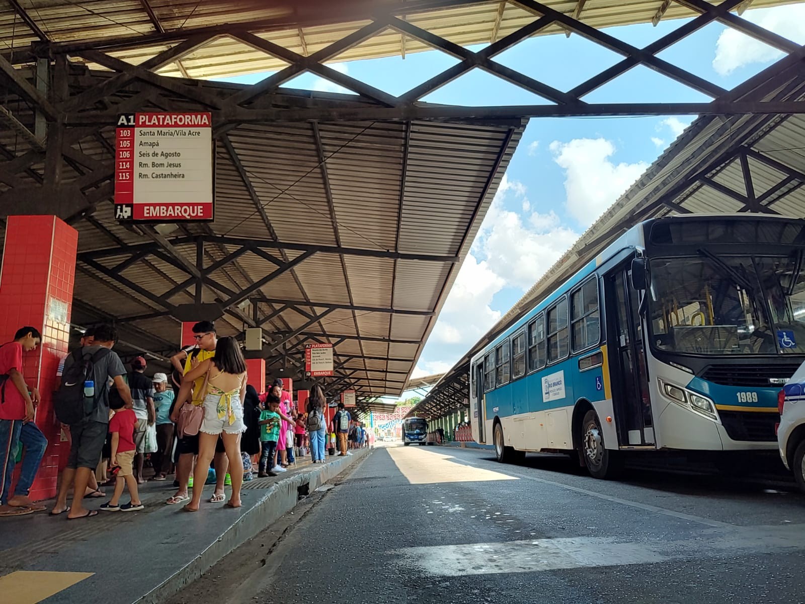 Casal faz arrastão dentro de ônibus e leva celulares e bolsas de passageiros em Rio Branco