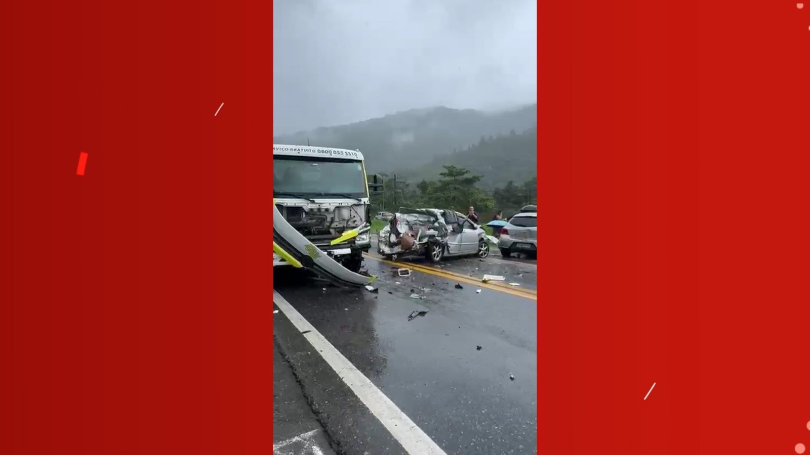 Engavetamento entre três carros e um guincho provoca lentidão na Rio-Santos em Caraguatatuba, SP