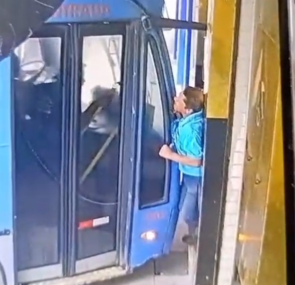VÍDEO: homem é prensado por ônibus e sai ileso em MG