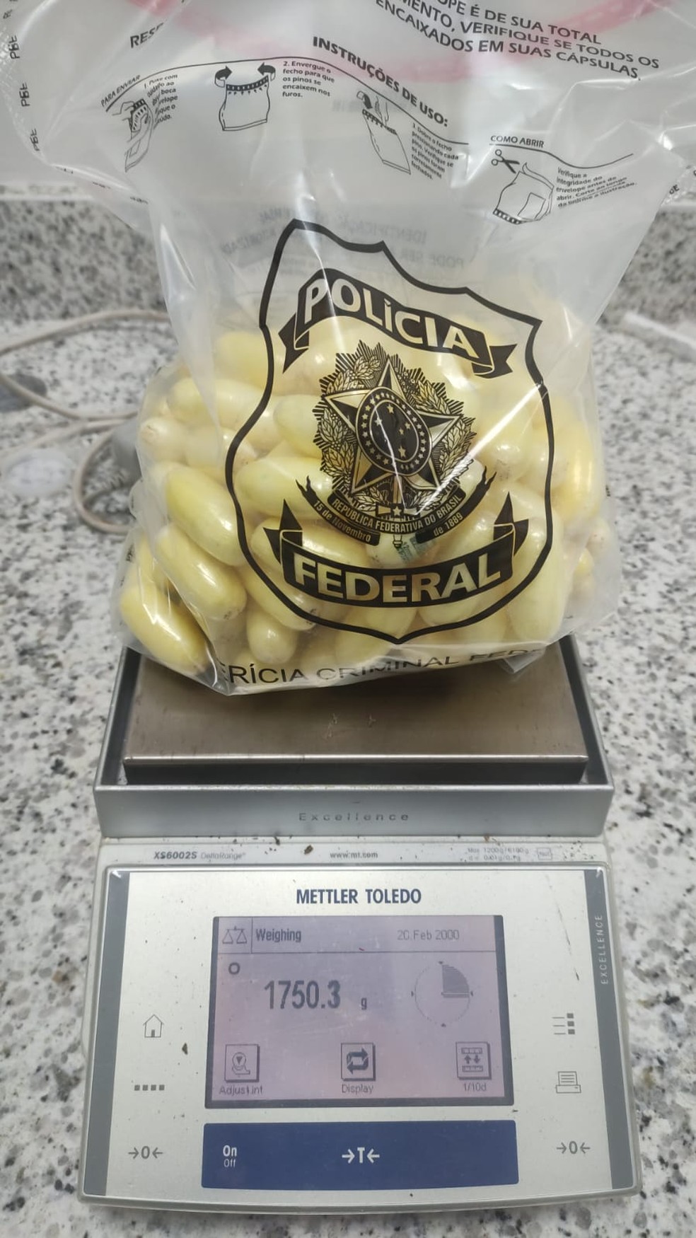 Suspeita alegou que engoliu algumas cápsulas de droga — Foto: Divulgação/PF