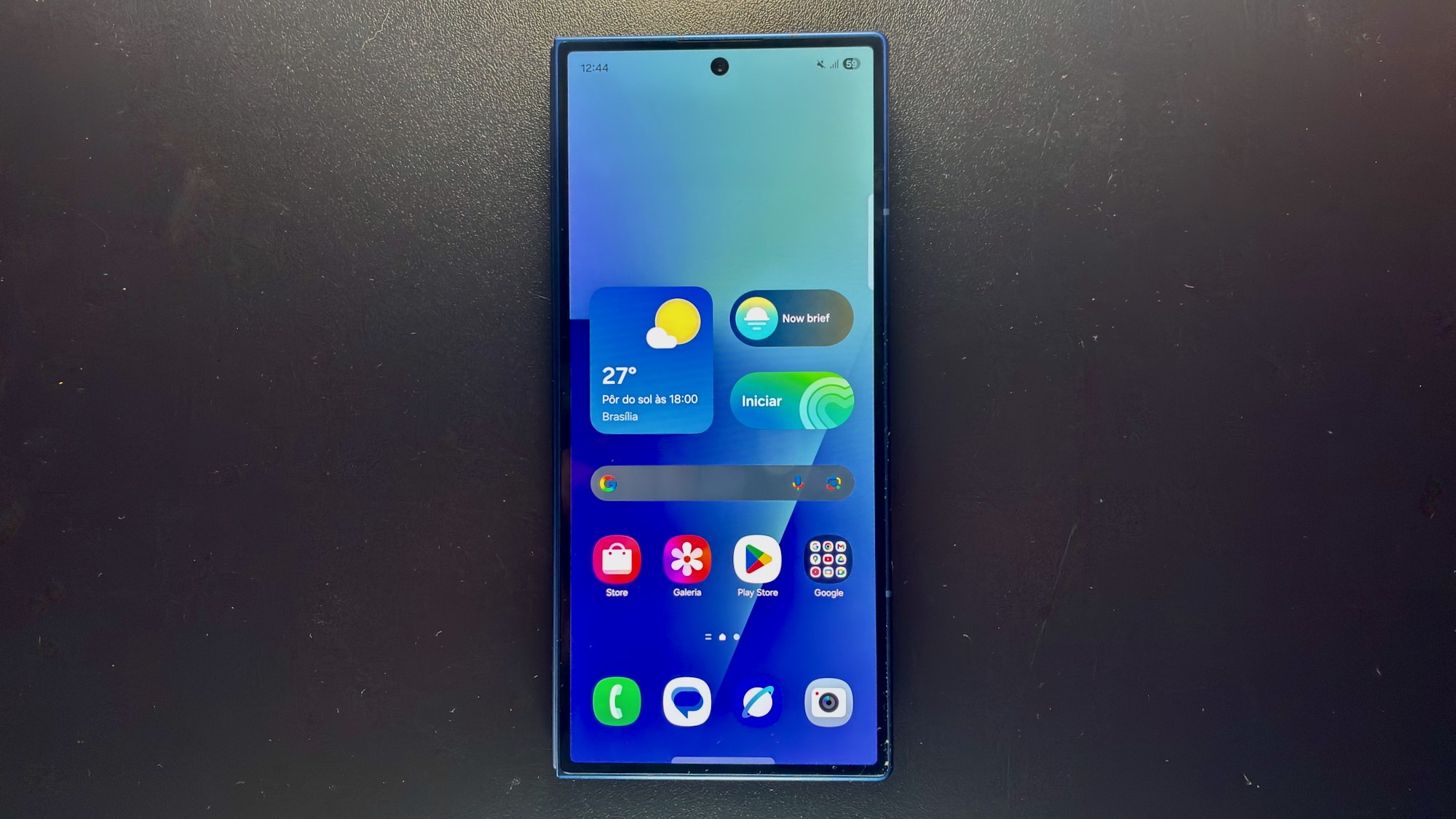 Samsung Galaxy Z Fold7 com a tela principal, fechado. — Foto: Henrique Martin/g1