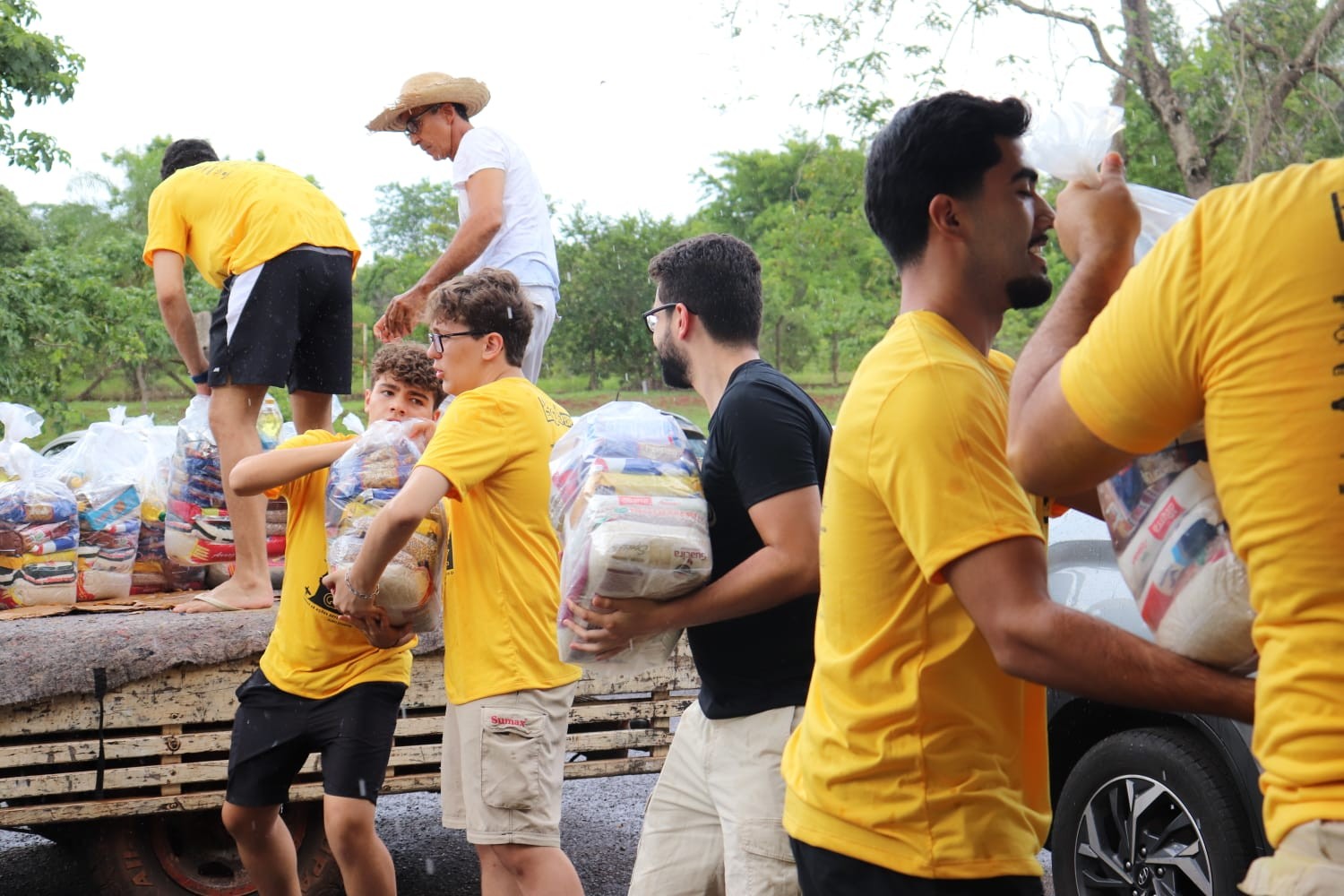 Alimentos foram arrecadados a partir de rifas, almoços e sorteios feitos pelas equipes.