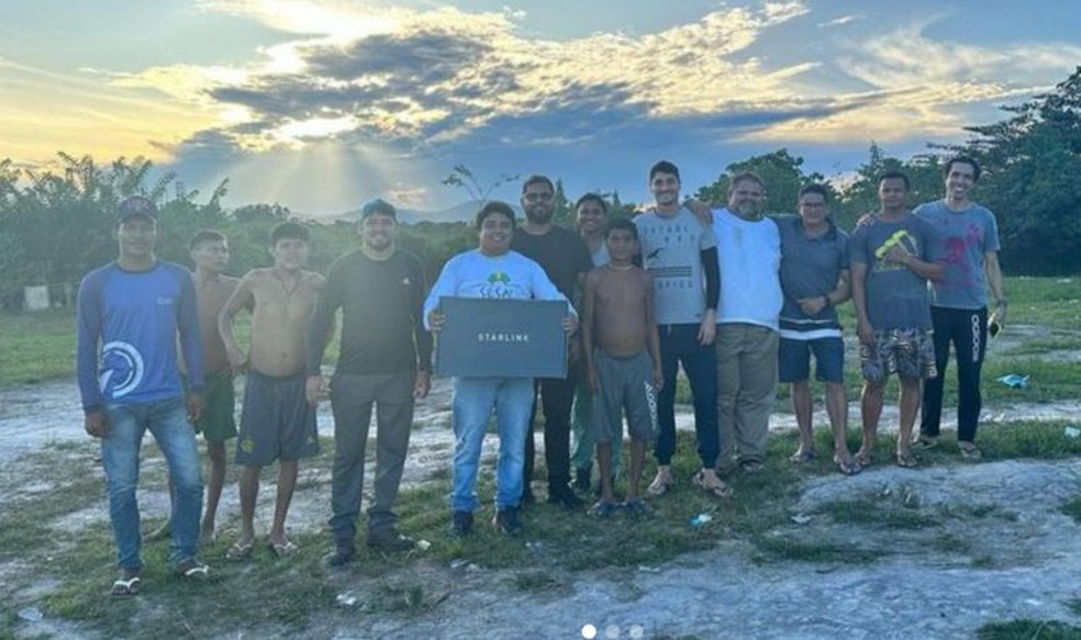 Junior Yanomami segura kit Starlink instalado na Terra Ind&iacute;gena Yanomami &mdash; Foto: URIHI ASSOCIA&Ccedil;&Atilde;O YANOMAMI