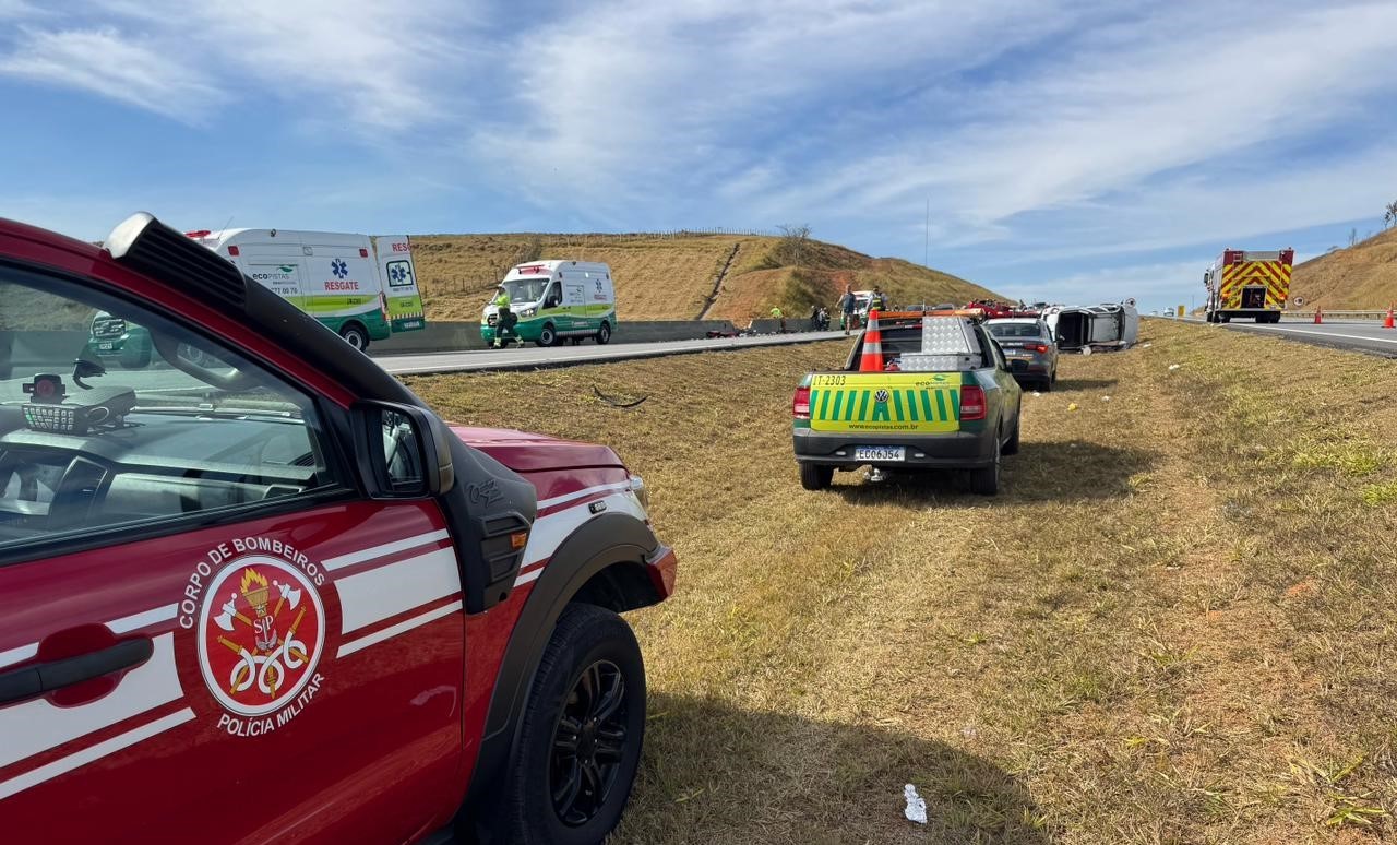 Duas pessoas morrem em acidente entre quatro veículos na Carvalho Pinto, em São José dos Campos
