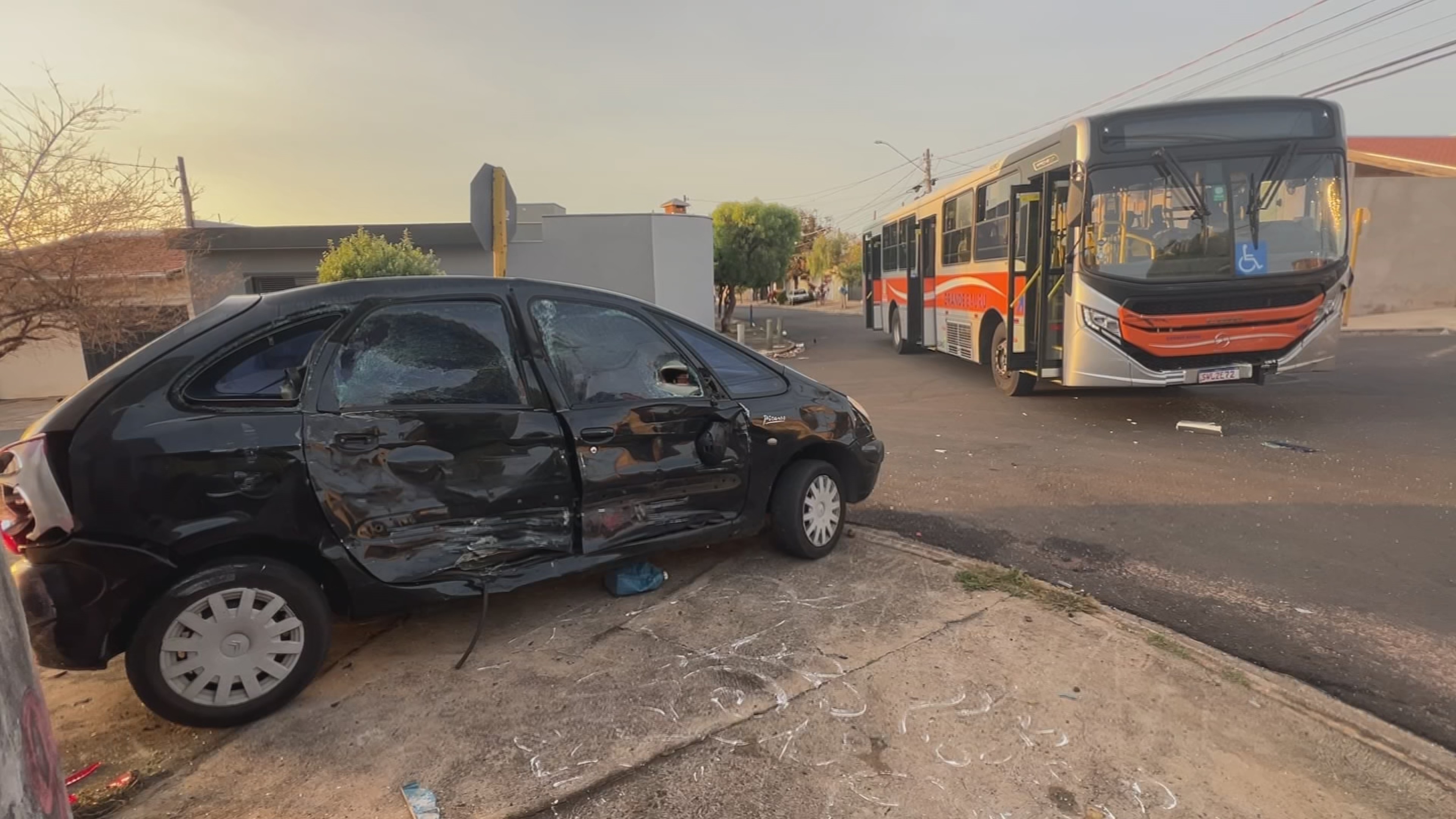 Motorista é atingido por ônibus circular após não respeitar sinalização de parada obrigatória em Bauru