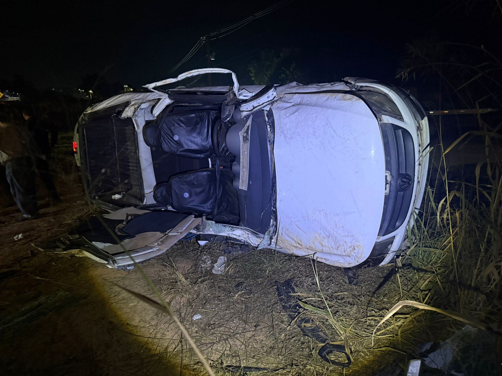 Passageiro morre após caminhonete bater em caminhão e capotar na BR-262