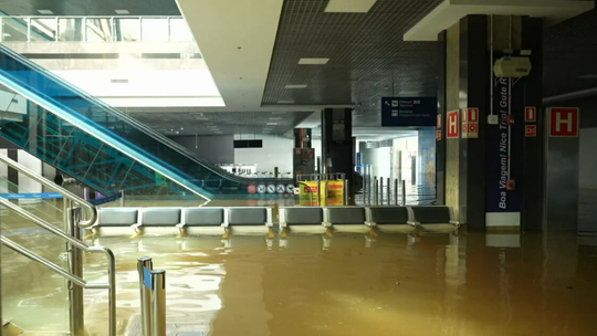 Aeroporto de Porto Alegre só deve reabrir em setembro; Anac suspende venda de passagens - Foto: (Reprodução)
