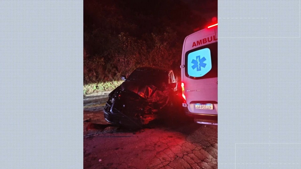 Cinco pessoas ficaram feridas em  acidente envolvendo ambulância e outros dois veículos em Viana, ES