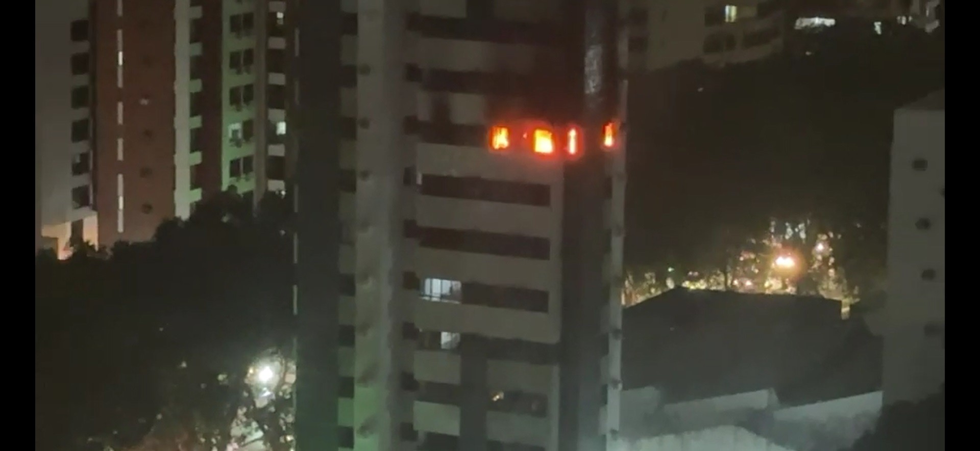 Idoso é resgatado com queimaduras de 2º grau de incêndio em prédio na Encruzilhada