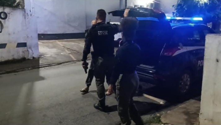 Homem que fingiu ser policial militar para fazer ameaças e não pagar por programa sexual é preso por porte ilegal de arma e estupro