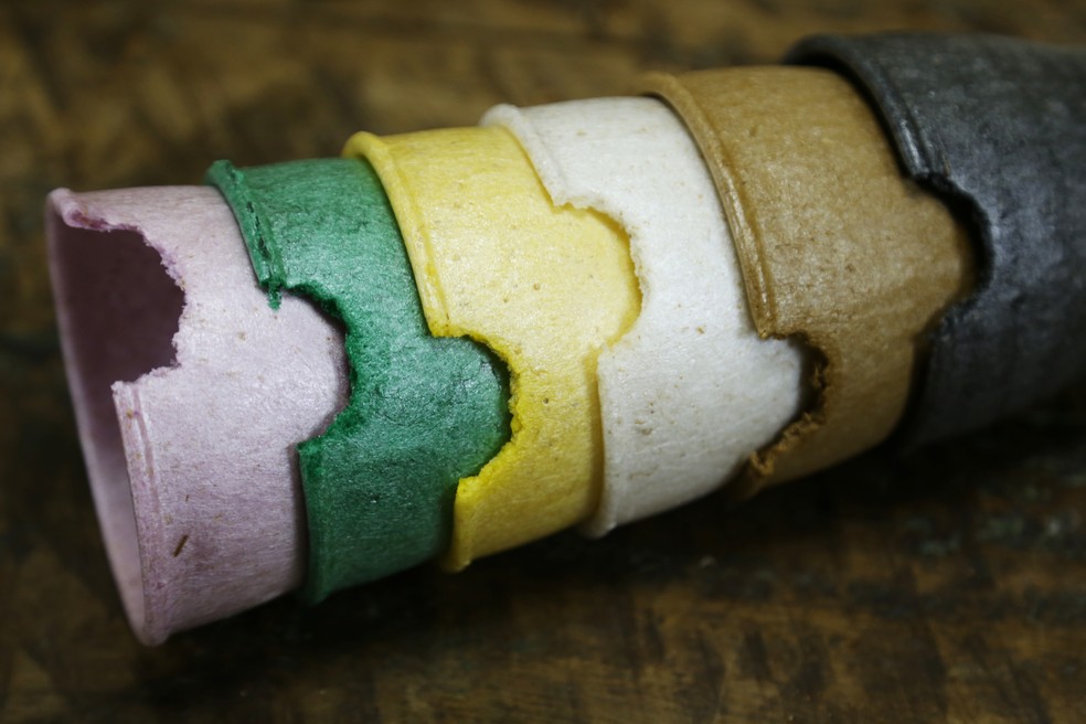 Quando composto apenas de amido, o plástico pode ser comestível. — Foto: Divulgação / Oka Embalagens.