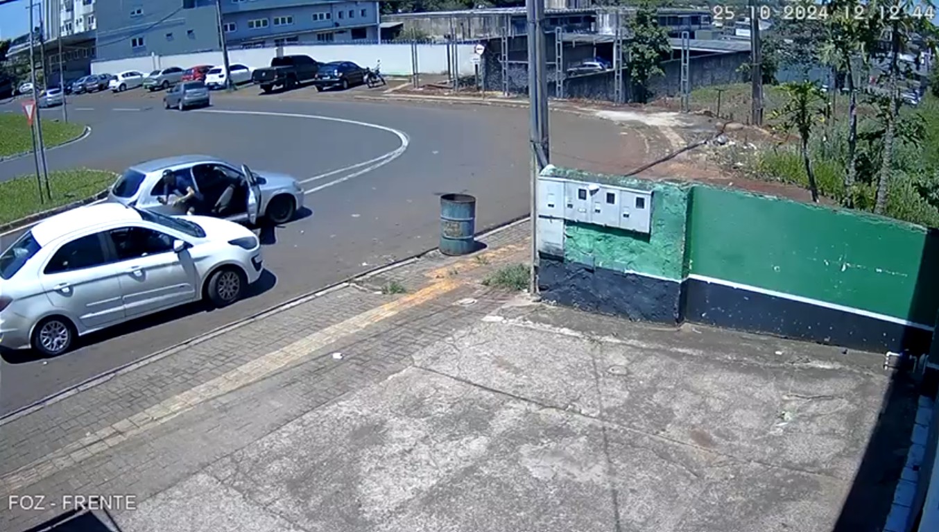 Trio tenta assaltar motorista de aplicativo no Paraná; policial estava no veículo e reagiu, diz PM