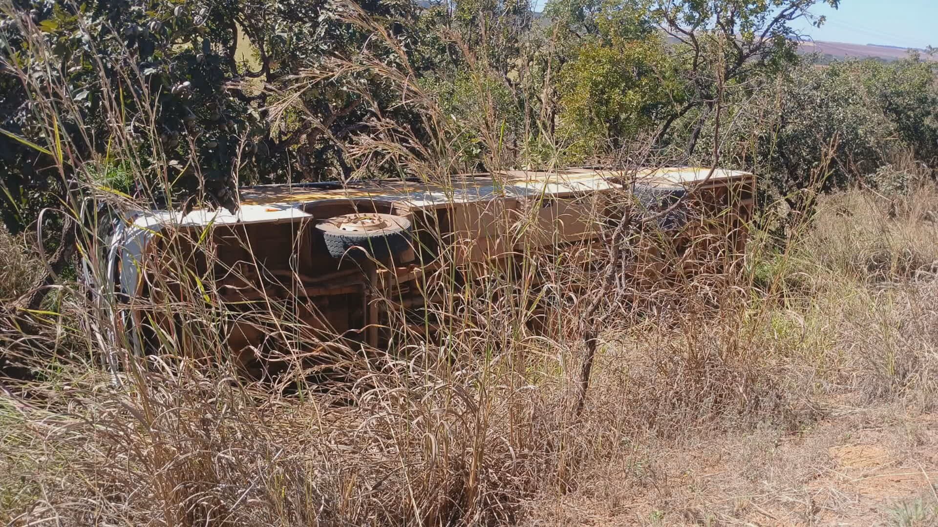 Ônibus escolar capota em Planaltina; motorista e quatro crianças foram encaminhadas ao hospital