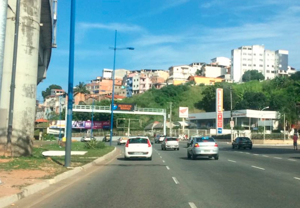 Corpo foi encontrado na Avenida Mário Leal Ferreira, em Salvador — Foto: Rafael Teles/G1