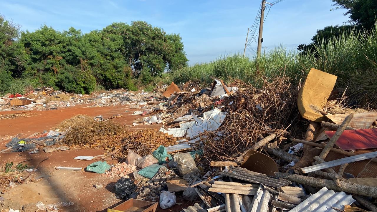 'Lixão' a céu aberto: estrada às margens de canavial vira local de despejo irregular em Piracicaba