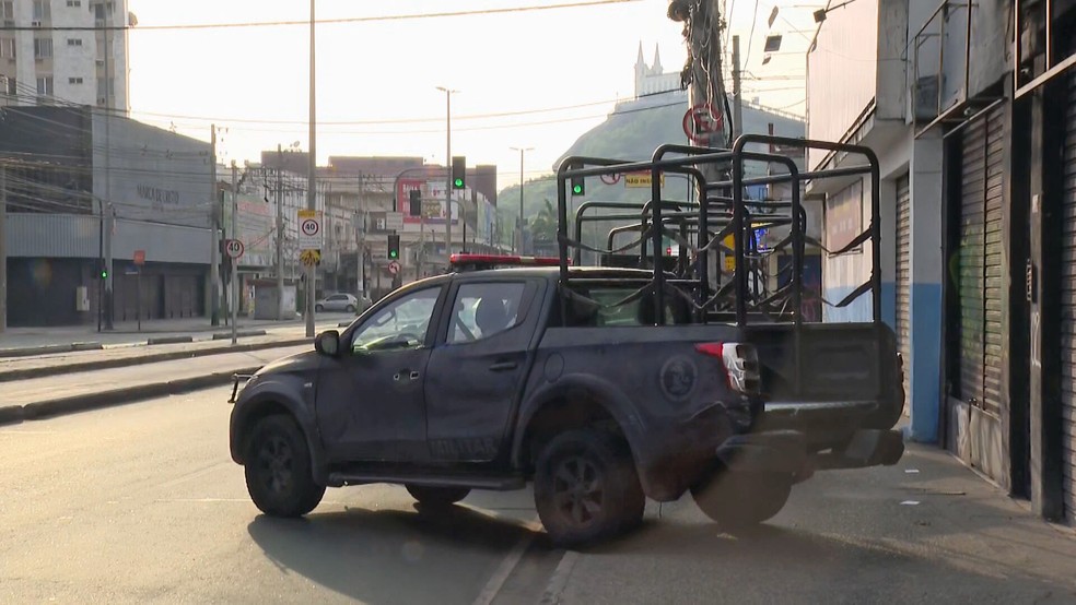 Carro do Batalhão de Choque com a Igreja da Penha ao fundo — Foto: Reprodução/TV Globo