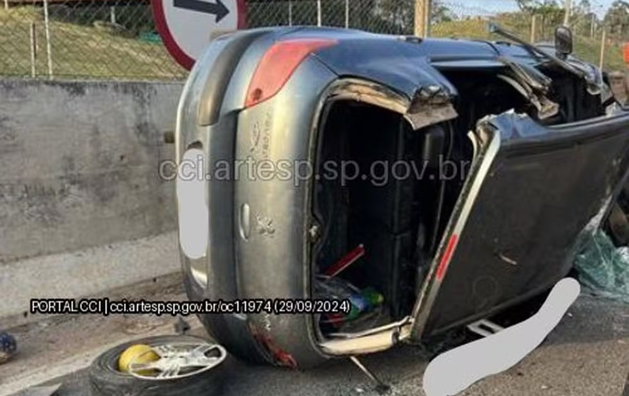 Motorista fica ferido após carro capotar na rodovia Raposo Tavares em Mairinque