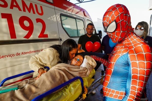 Criança de 3 anos que se afogou em piscina de hotel, em Alagoas, é transferida para Brasília; 'Meu coração transborda de gratidão', diz mãe