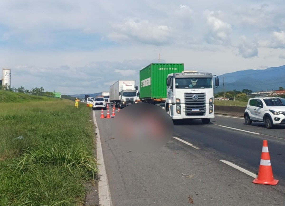 Oficial do Exército morre após ser atropelado por caminhonete e caminhão na Via Dutra, em Itatiaia