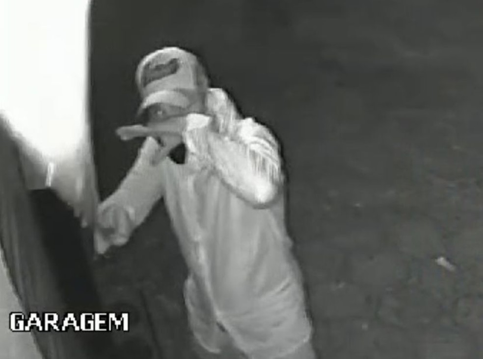 Suspeito utiliza bastão para virar câmeras de segurança antes de roubar loja de roupas em Teresina — Foto: Câmeras de segurança