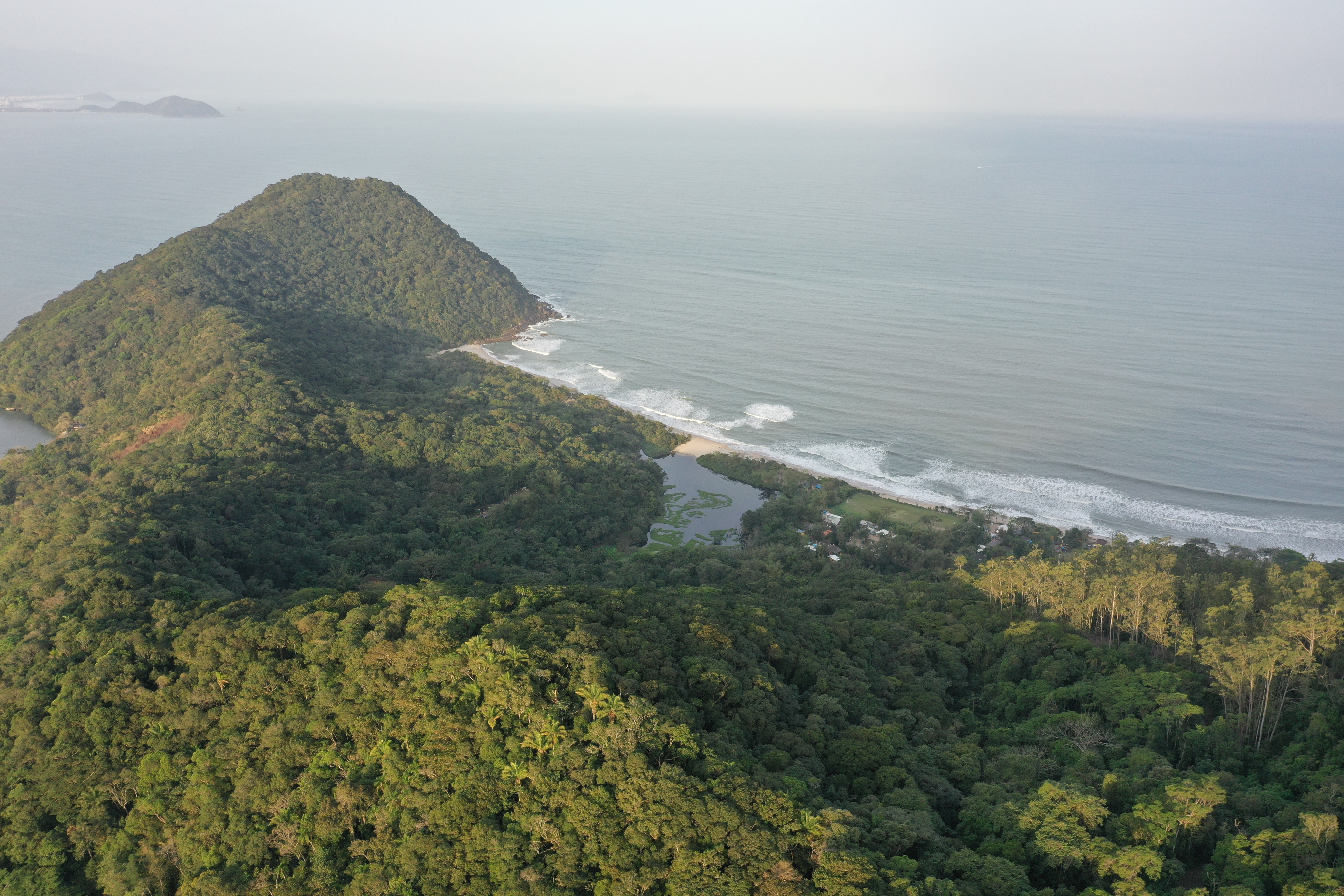 Turista é resgatada por banhistas após ser arrastada por correnteza no mar no litoral de SP