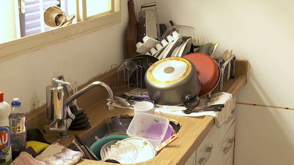 Louça suja acumula na pia de casa  — Foto: Valdinei Malaguti/EPTV