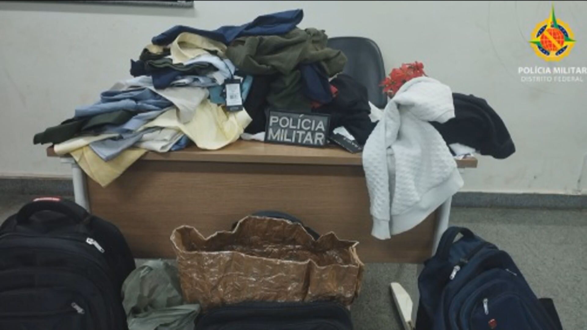 Dupla é presa por furtar roupas no Park Shopping, no DF; polícia encontra 51 peças avaliadas em R$ 18 mil