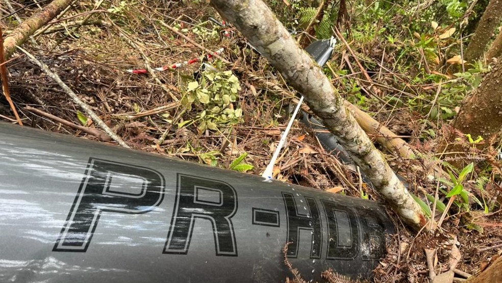 Destroços com identificação do helicóptero encontrado no dia 12 de janeiro de 2024 pela Força Aérea Brasileira na cidade de Paraibuna, no interior de São Paulo — Foto: Divulgação