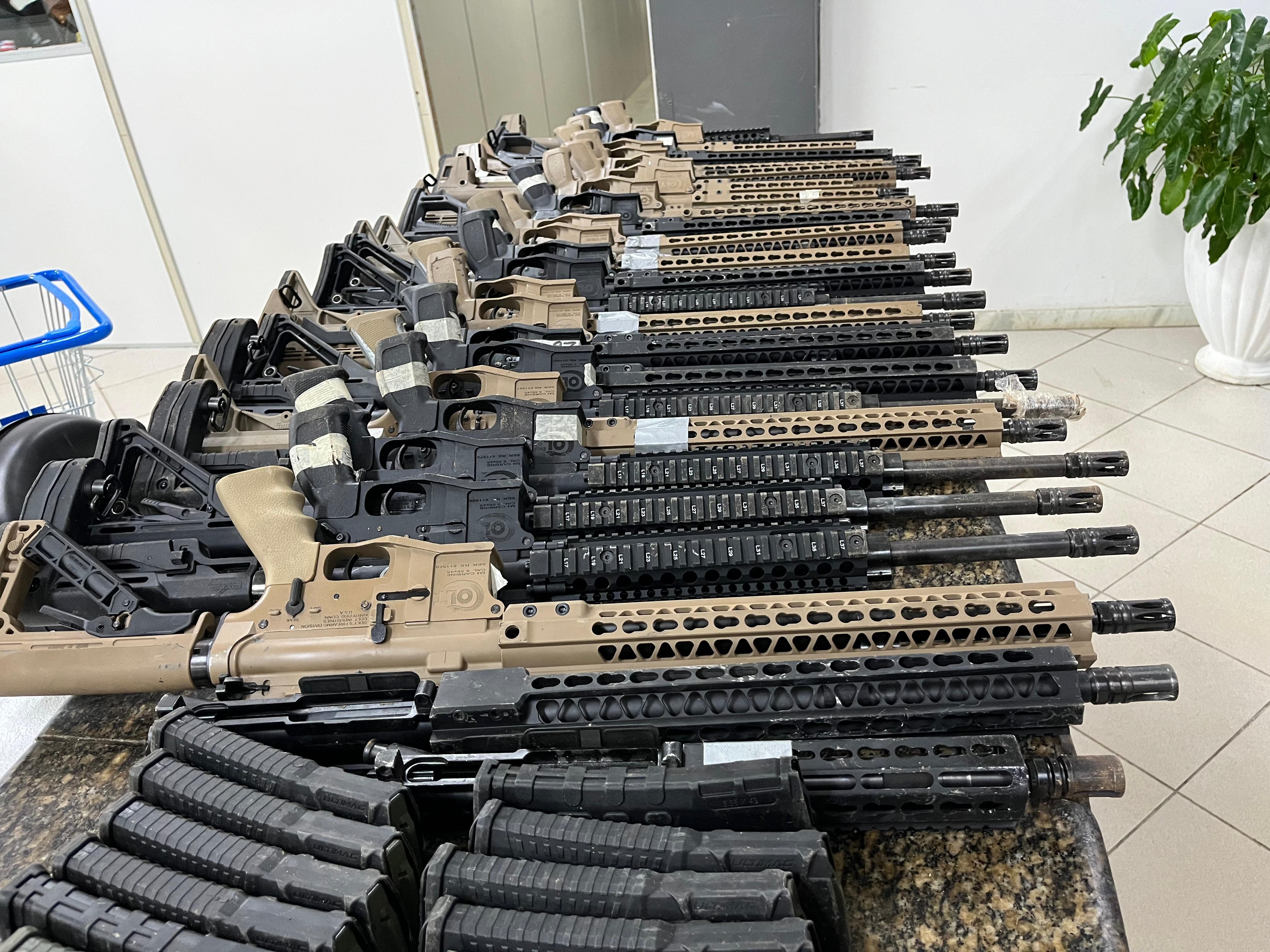Operação apreende arsenal de fuzis em sítio e prende caseiro em Camaçari