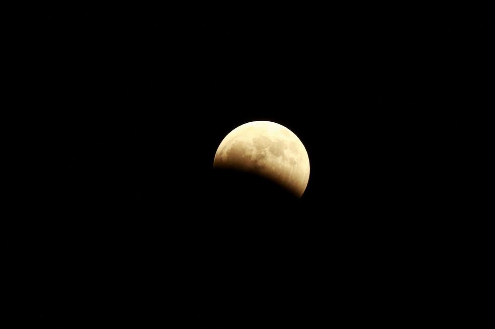 Eclipse lunar parcial � visto no c�u de Ciudad Ju�rez, no M�xico, nesta quinta-feira (27). � Foto: Jose Luis Gonzalez/Reuters