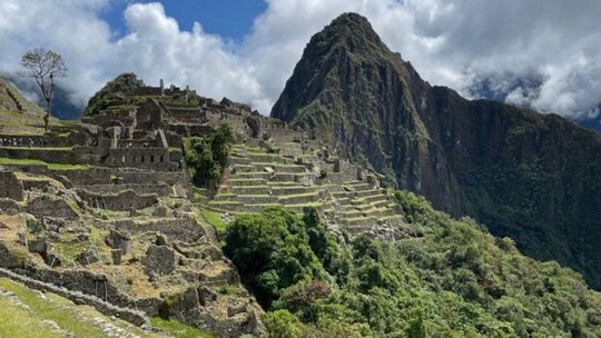 Serviço de trem para Machu Picchu é suspenso por protesto de moradores - Moradores bloquearam ferrovia para exigir que nova empresa se encarregue do transporte por ônibus da estação de trem até Machu Picchu. Autoridades não revelaram quantos turistas estão retidos no local.