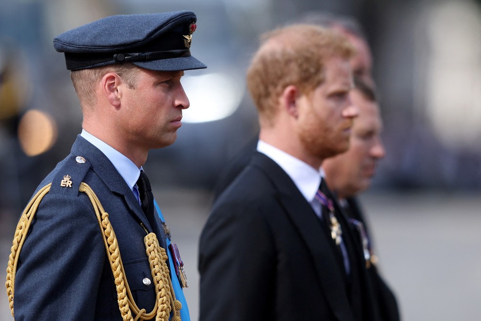 Os príncipes William e Harry durante cortejo fúnebre da avó, Elizabeth II, em Londres, em 14 de setembro de 2022. — Foto:  Richard Heathcote/Pool via Reuters