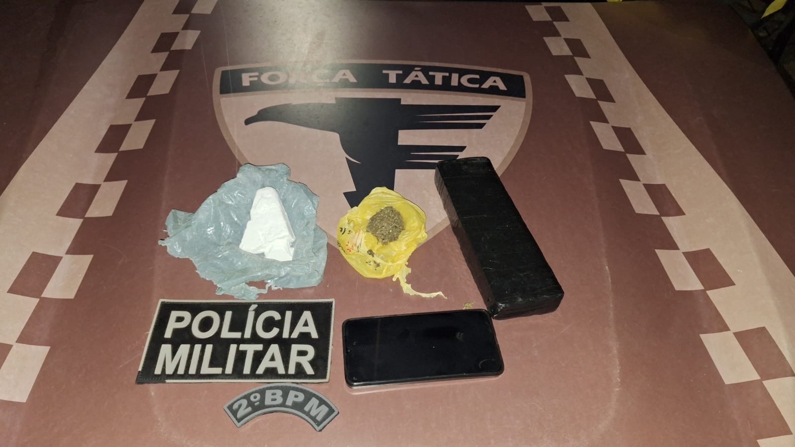 Homem é preso suspeito de tráfico após cão farejador indicar presença de drogas em mochila