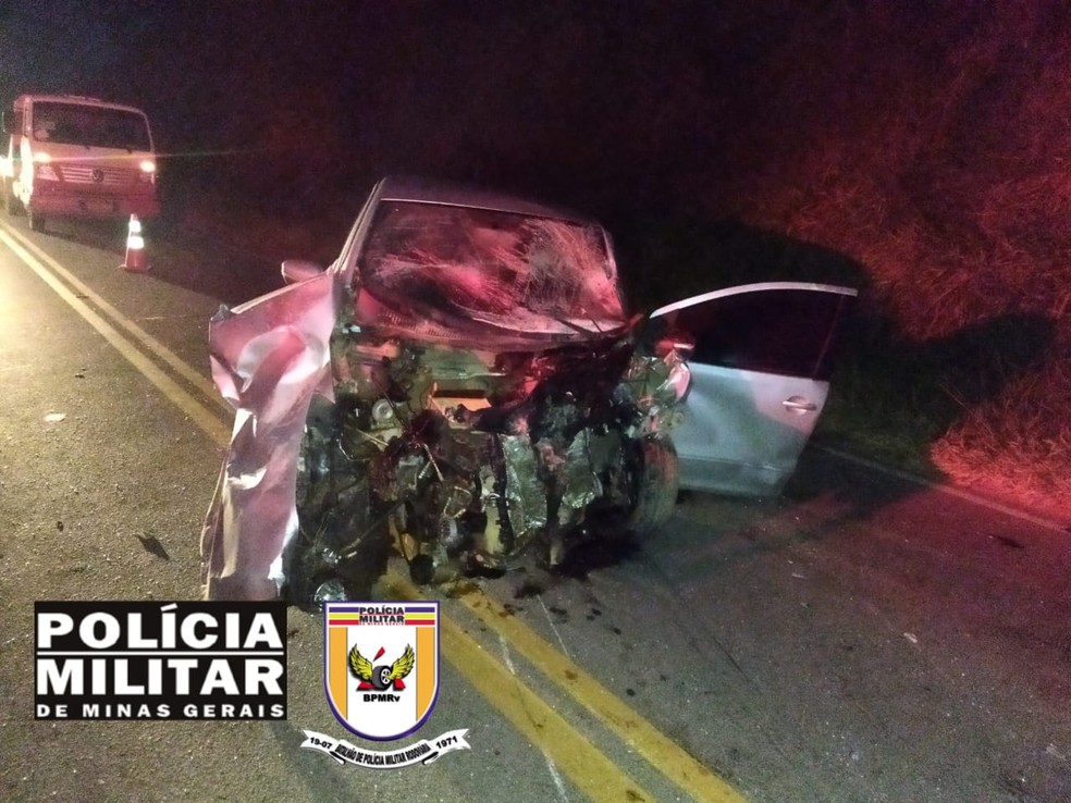 Motorista de 21 anos morre ao fazer ultrapassagem proibida e bater de frente com outro carro em Itanhandu — Foto: Polícia Militar Rodoviária