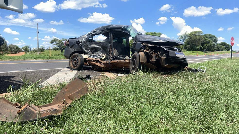 Acidente envolveu carreta e carro em Martinópolis (SP) — Foto: Paula Sieplin/TV Fronteira
