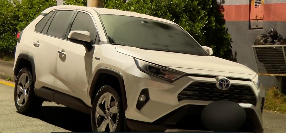 Carro de família que sofreu sequestro-relâmpago no Shopping ABC foi abandonado na região — Foto: Reprodução/TV Globo
