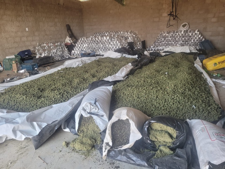 
Mais de duas toneladas de maconha são apreendidas em galpão no sudoeste da Bahia