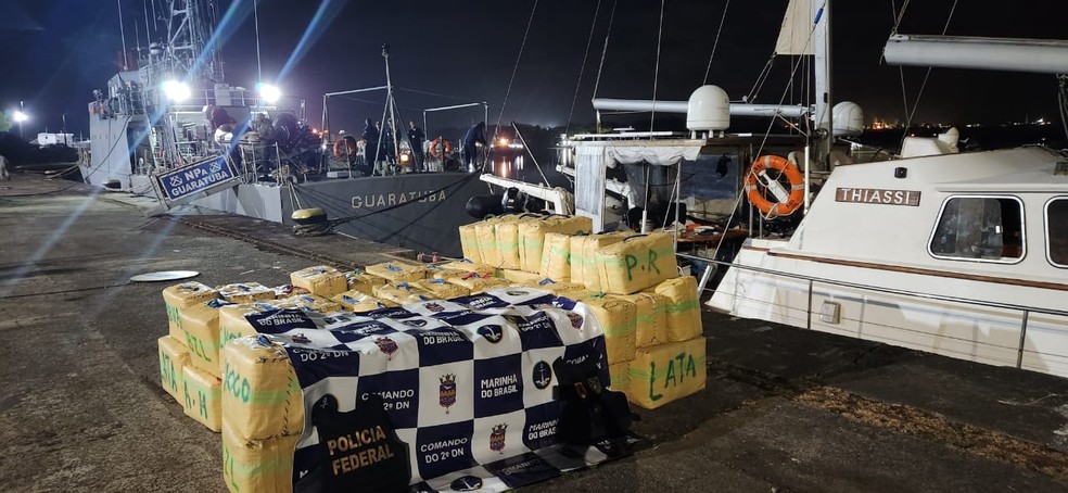 Drogas foram encontradas dentro da embarcação — Foto: Polícia Federal