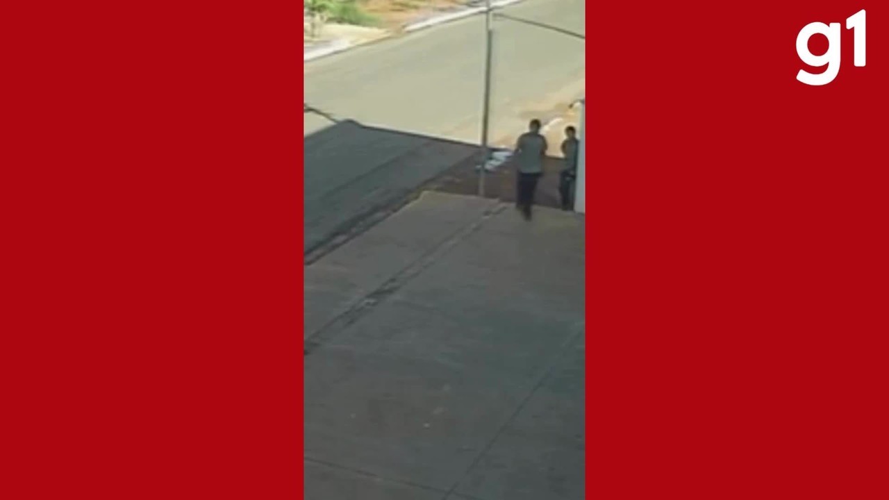 Jovem é perseguido e morto a tiros no meio da rua em MT; vídeo