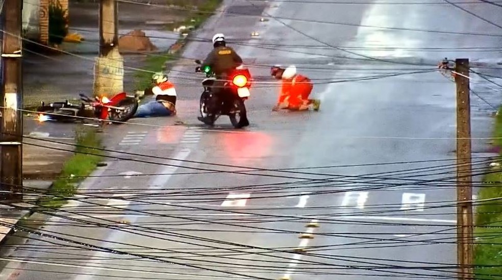 Criminosos perderam o controle da moto, derraparam na pista e foram presos após assalto em Fortaleza. — Foto: SSPDS/ Reprodução