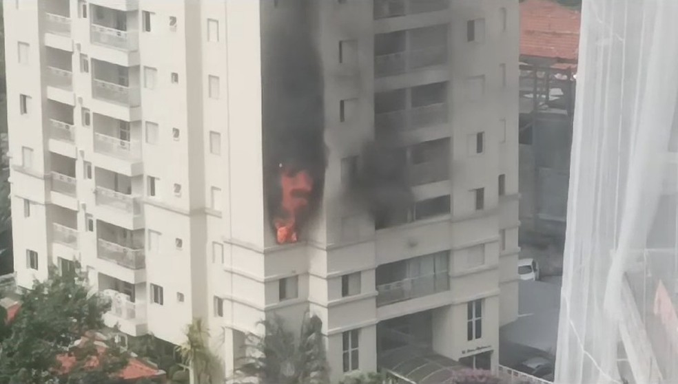 Incêndio atinge apartamento em Pinheiros, na Zona Oeste de SP — Foto: Reprodução