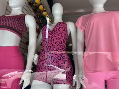 Efeito Barbie: vitrines em Boa Vista têm 'overdose' de roupas cor-de-rosa  na semana de estreia do filme, Roraima