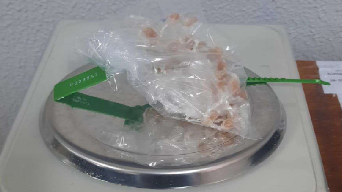 Jovem que vendia crack próximo a unidade de saúde é preso depois de arremessar sacola com mais de 50 porções da droga, na Cohab