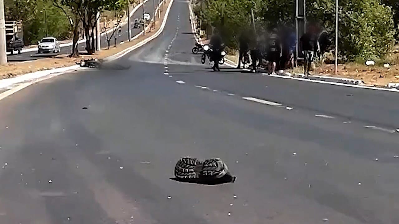 Jovem de 21 anos morre após perder controle de moto em avenida e atingir poste