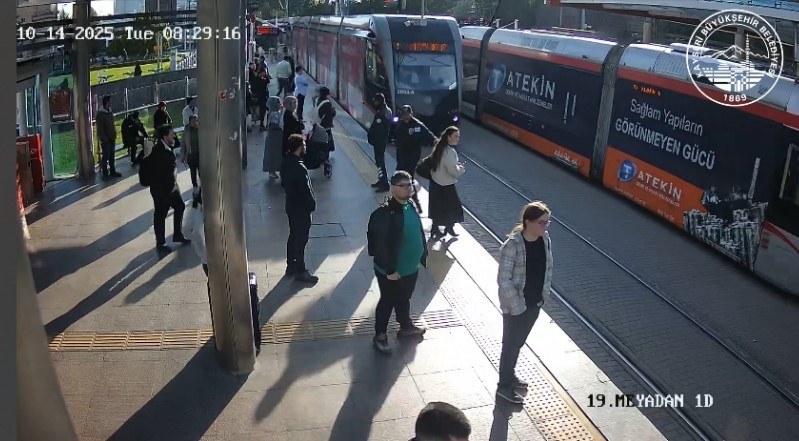 VÍDEO: mulher é salva 'por um triz' de ser atropelada por trem na Turquia