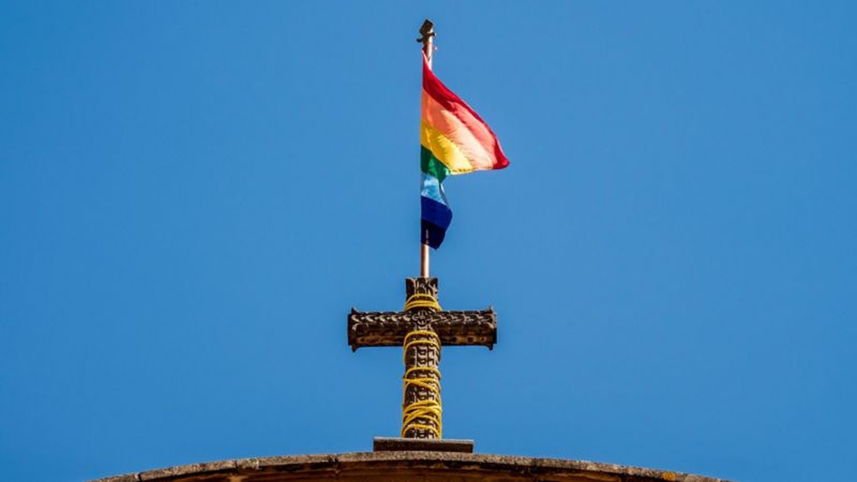 Por que decisão da Igreja Católica de abençoar casais gays não deve ser passo para reconhecer casamento homoafetivo