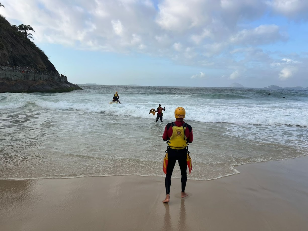 Bombeiros buscam casal de adolescentes que desapareceu no mar do Leme
