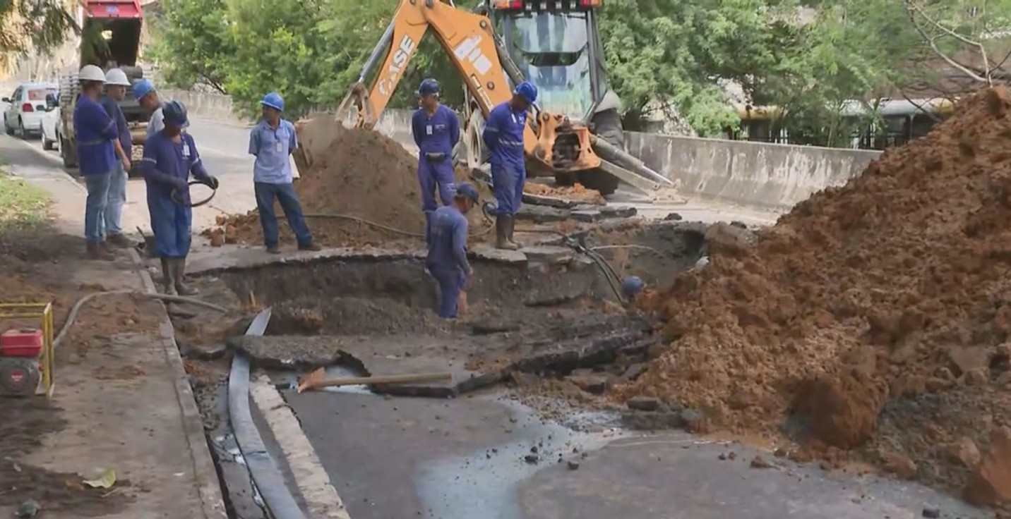 Abastecimento de água nos cinco bairros de Salvador após abertura de cratera na Via Expressa é regularizado