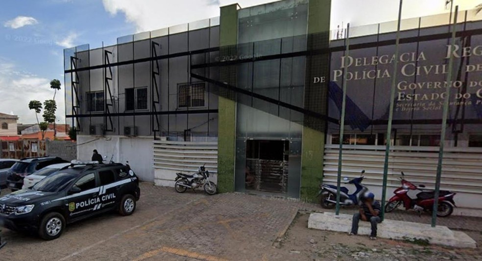 Técnico em enfermagem que tentou matar a mulher a facadas foi conduzido para a Delegacia Regional de Quixadá, onde foi autuado por tentativa de feminicídio. — Foto: Reprodução